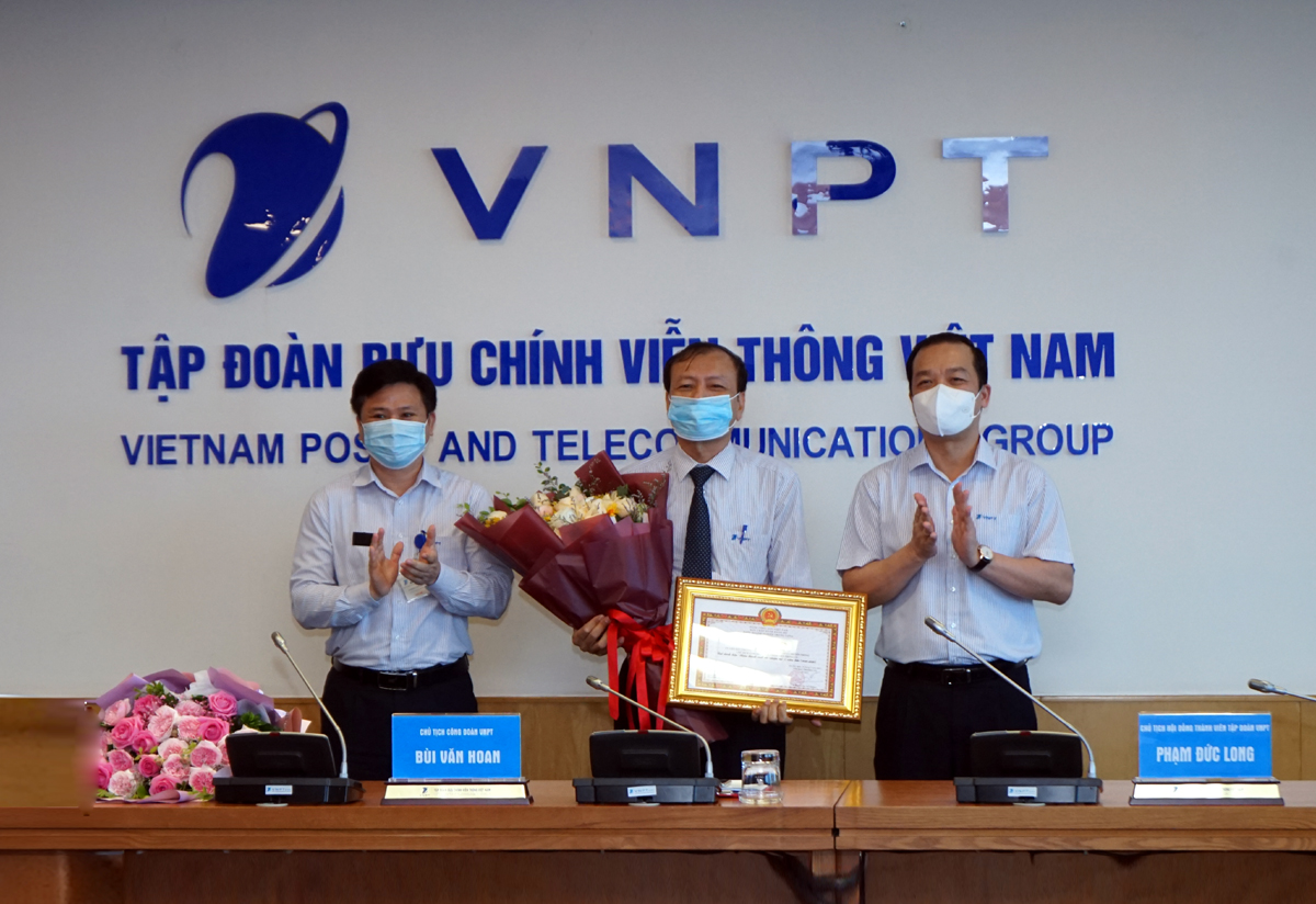 Trao quyết định nghỉ chế độ cho nguyên Chủ tịch Công đoàn VNPT Bùi Văn Hoan