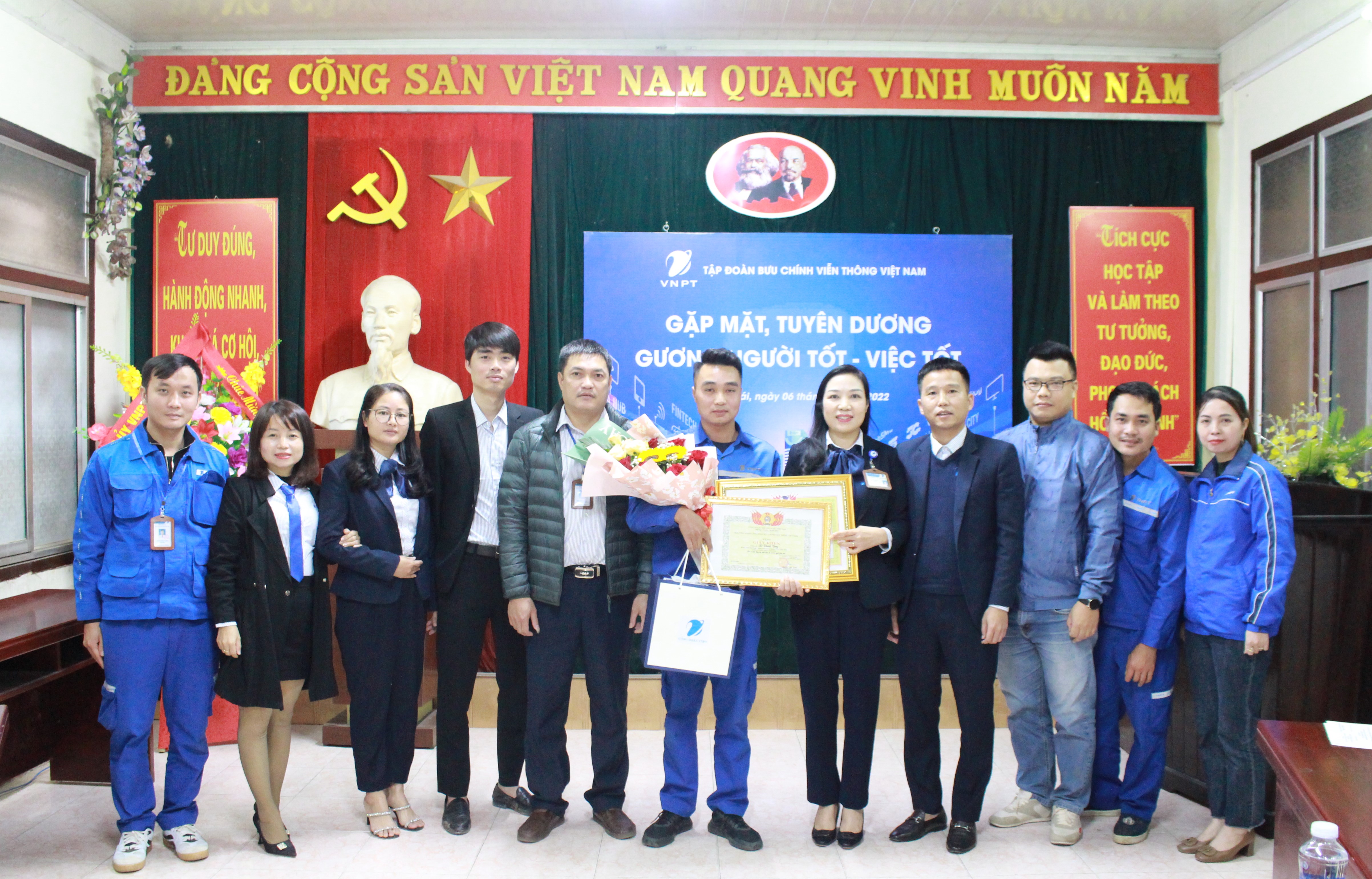 Khen thưởng nhân viên VNPT Yên Bái trả lại 550 triệu đồng cho người đánh rơi