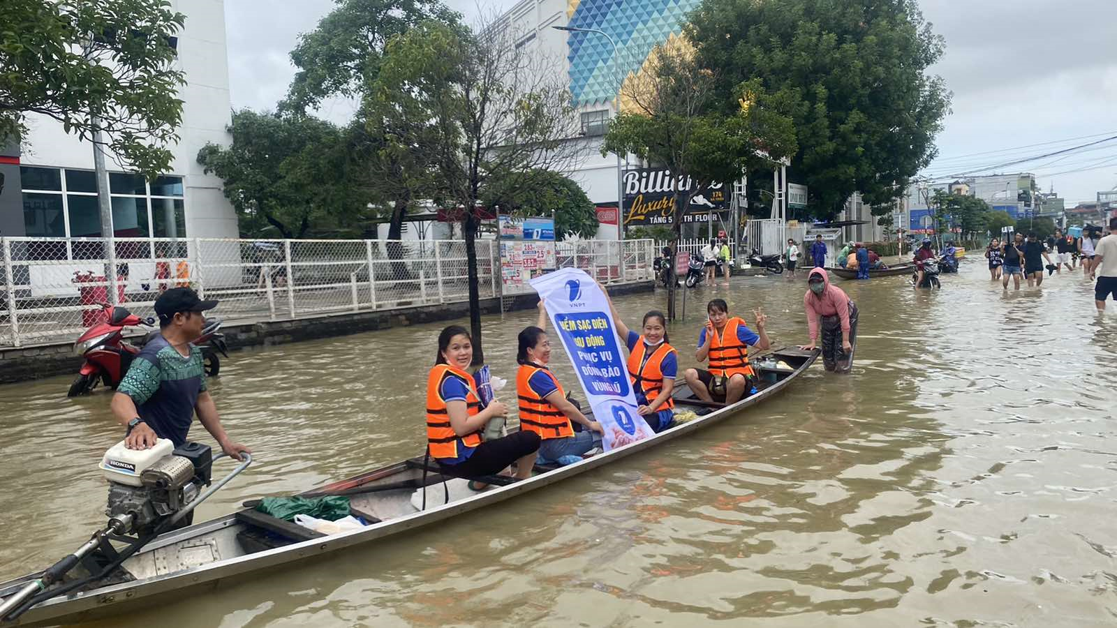 Công đoàn VNPT hỗ trợ kinh phí cho ĐV, NLĐ Viễn thông Thừa Thiên Huế và TTKD VNPT Thừa Thiên Huế tham gia ứng cứu, xử lý và khắc phục sự cố thông tin do mưa lũ