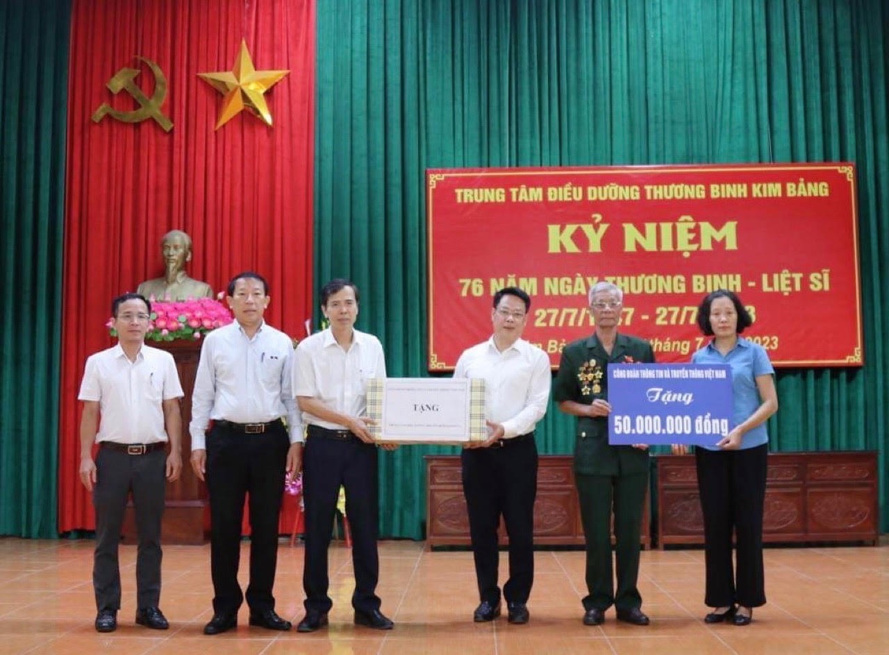 Ngành Thông tin và Truyền thông tri ân, tặng quà thương binh tại Trung tâm Điều dưỡng thương binh Kim Bảng, Hà Nam