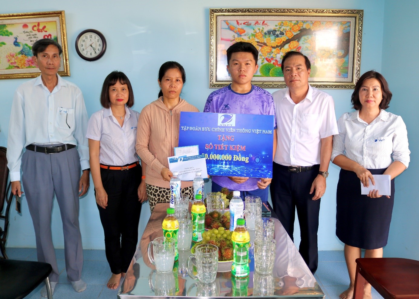 Tập đoàn trao sổ tiết kiệm cho gia đình có hoàn cảnh khó khăn tại Ninh Thuận