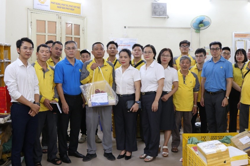 Công đoàn Thông tin và Truyền thông Việt Nam trao tặng quà nhân Tháng Hành động vì Trẻ em và ngày Gia đình Việt Nam năm 2024