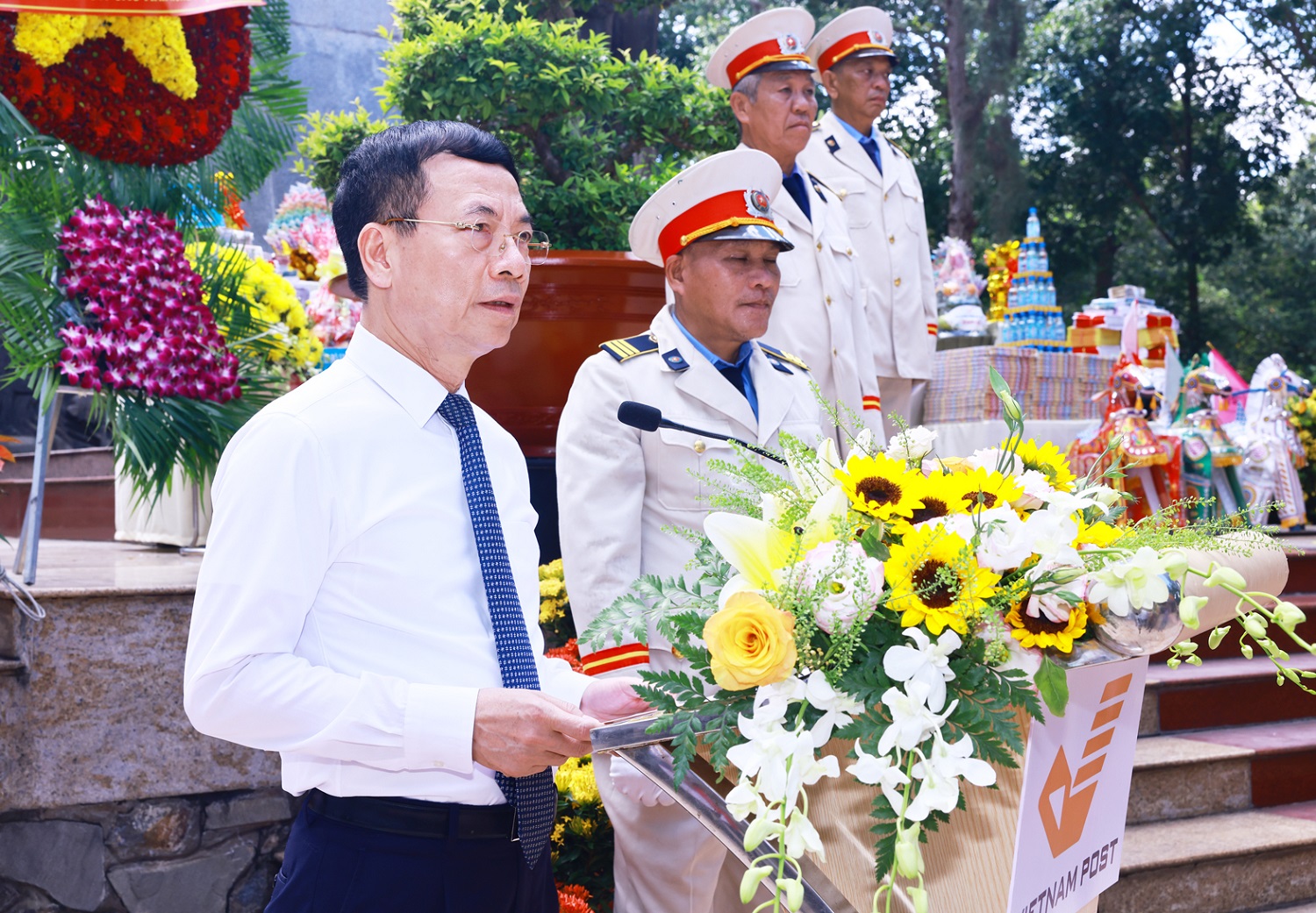 Bộ TT&TT dâng hương tưởng niệm các Anh hùng, Liệt sĩ ngành Thông tin và Truyền thông