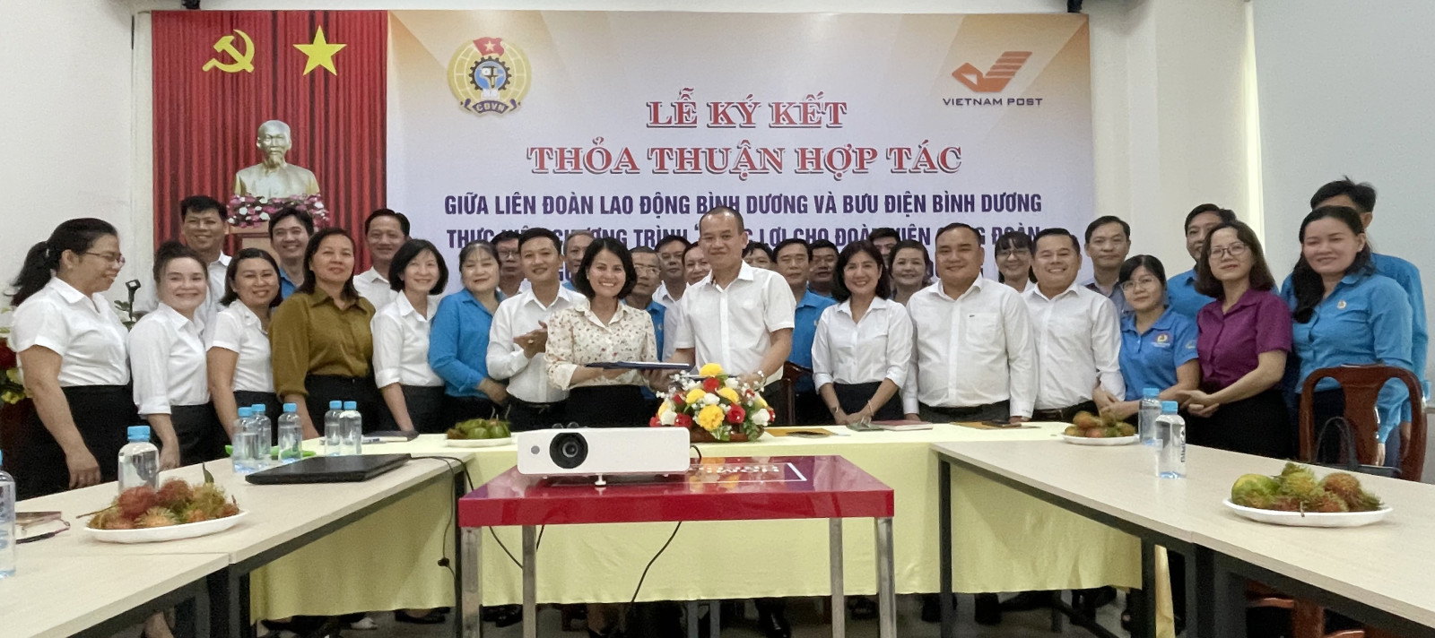 Lễ ký kết thỏa thuận hợp tác giữa Bưu điện tỉnh là LĐLĐ tỉnh Bình Dương