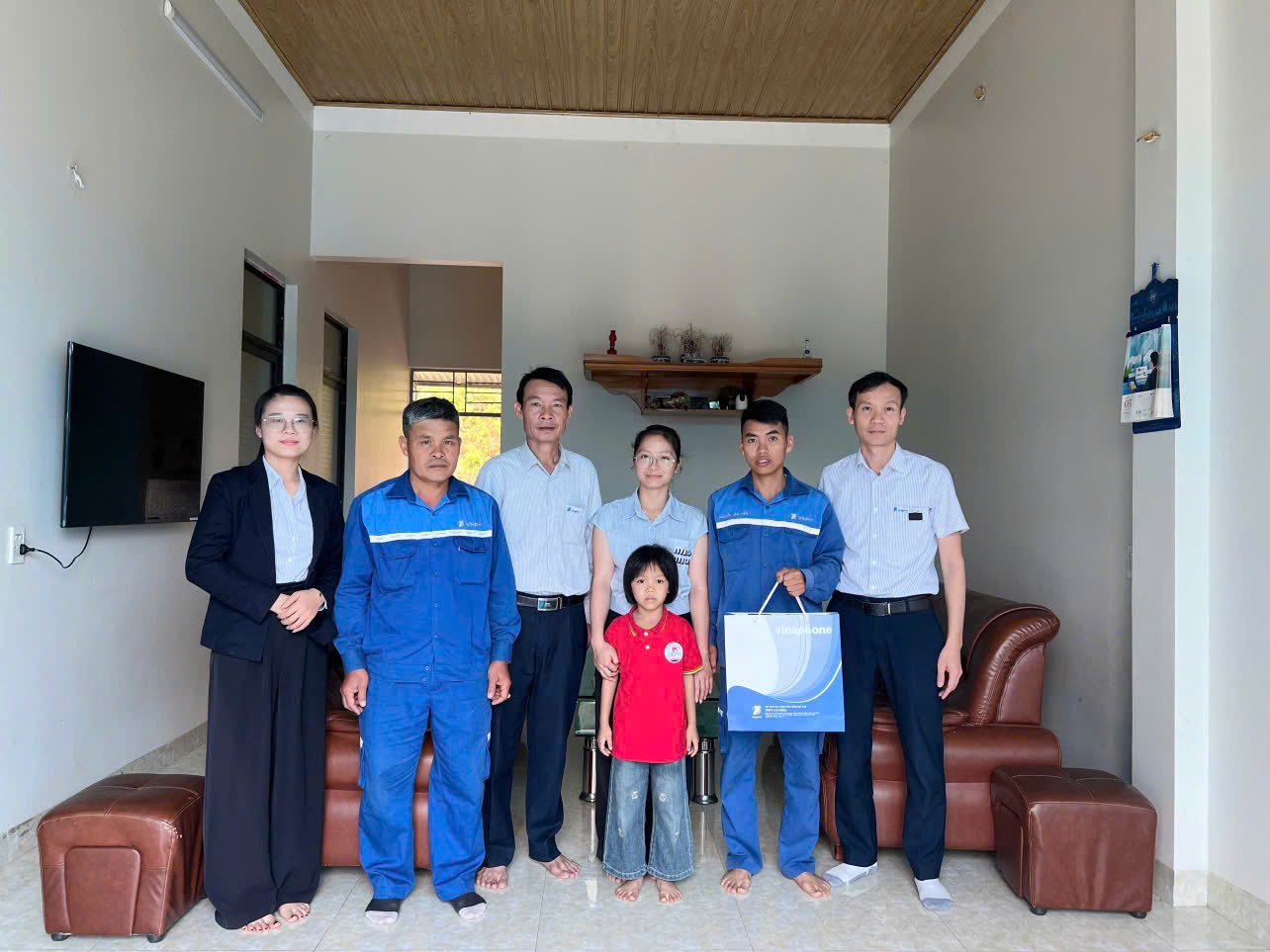 VNPT Lai Châu thăm hỏi, tặng quà gia đình người lao động có hoàn cảnh khó khăn