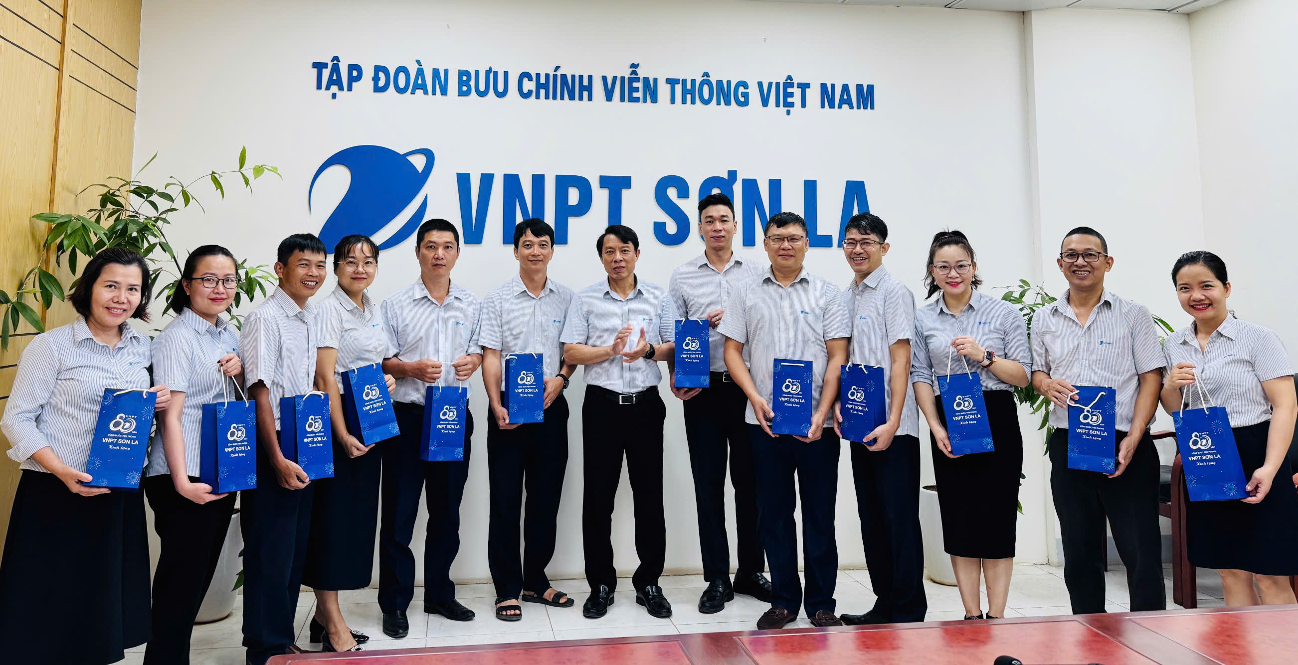 Công đoàn VNPT Sơn La triển khai trao tặng bình giữ nhiệt cho người lao động